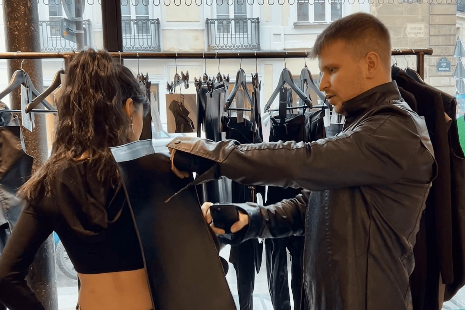 Povestea militarului expert în inginerie aerospațială, cu misiuni în Ucraina, care a devenit designer și își prezintă colecțiile la Paris, Milano și pe catwalkul Romanian Fashion Week. Programul integral al festivalului de modă de la Iași