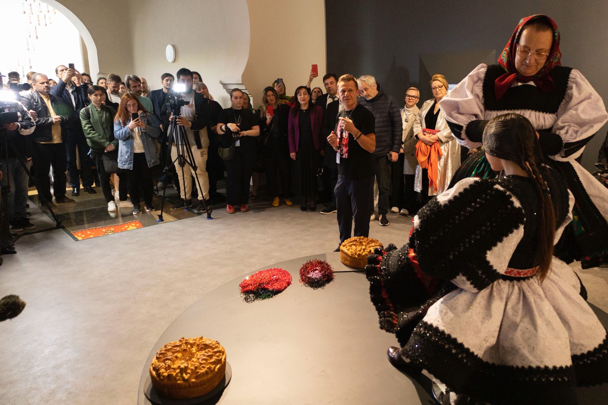 Premieră națională: Mircea Cantor, câștigătorul premiului Duchamp, curatorul unei splendide expoziții la Iași, la Romanian Creative Week Premieră națională: Mircea Cantor, câștigătorul premiului Duchamp, curatorul unei splendide expoziții la Iași, la Romanian Creative Week