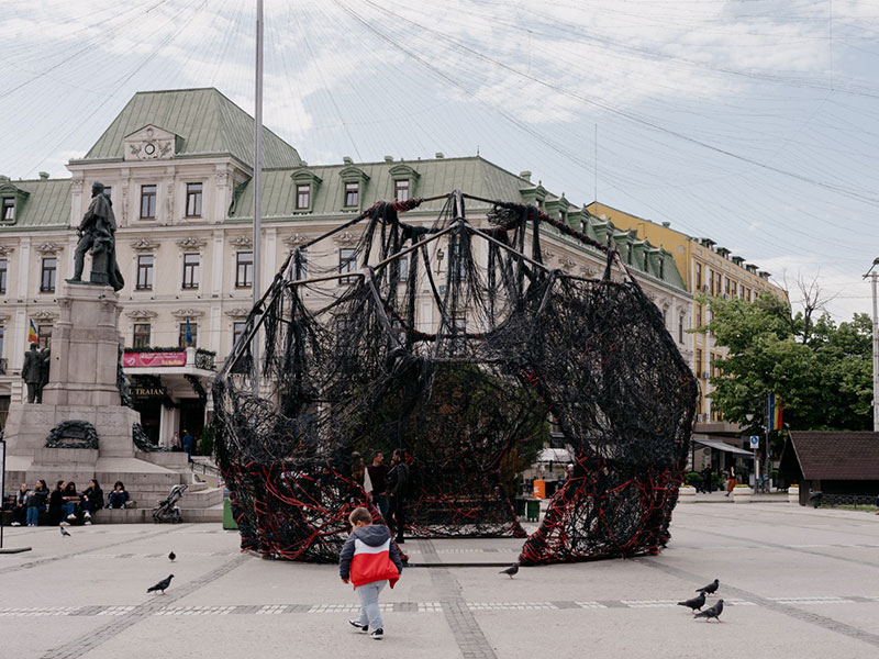 O instalație din cabluri reciclate transformă Piața Unirii. Marlene Herberth: „O legătură dintre peisajul urban și memoria umanității” O instalație din cabluri reciclate transformă Piața Unirii. Marlene Herberth: „O legătură dintre peisajul urban și memoria umanității”