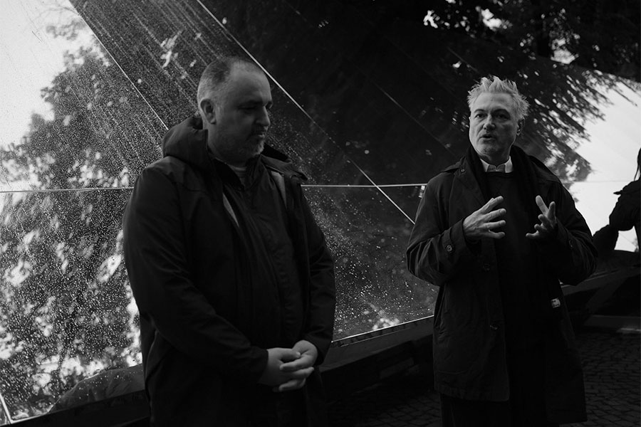 Cum vezi o expoziție care se schimbă odată cu tine? „Metafora”, expoziția centrală a Romanian Creative Week, unde perspectiva ți se schimbă la fiecare pas 