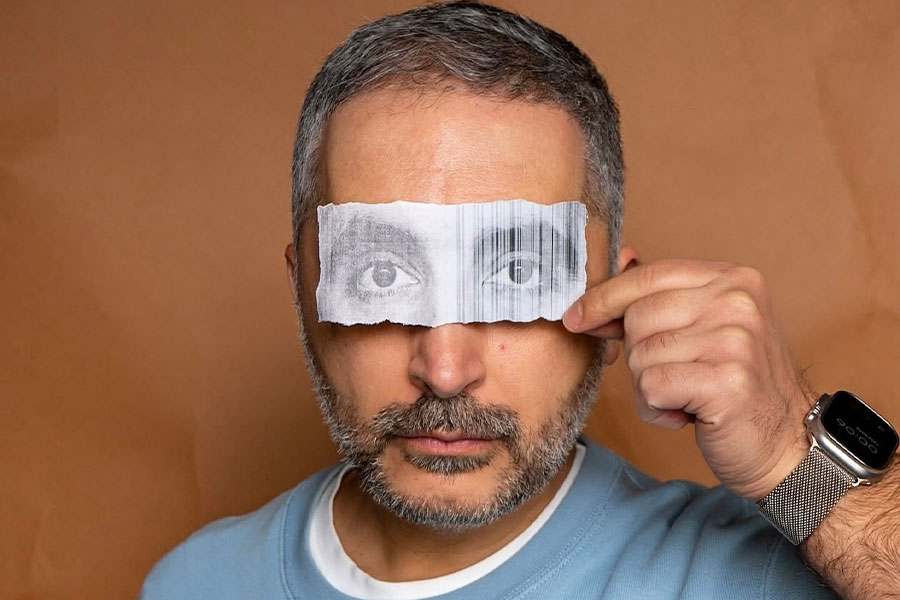 Portrete privite prin gaura cheii unor uși din anii ’30: Alex Gâlmeanu aduce la Romanian Creative Week o expoziție despre intimitate și privirea indiscretă