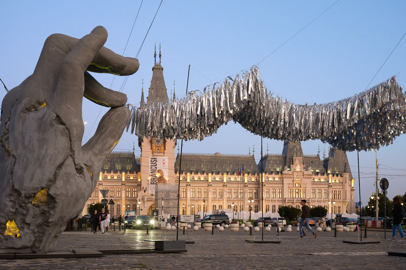„Fragile Thoughts”: cum transformă doi artiști din Iași sculptura într-o experiență multimedia la Romanian Creative Week
