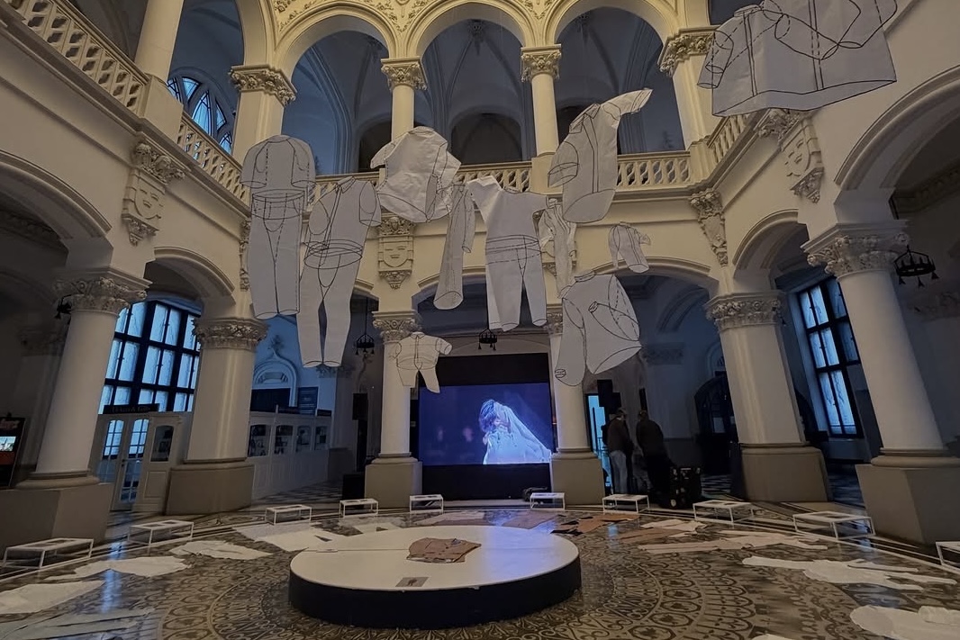 Haina nu mai urmează corpul, ci umbra lui: un artist care s-a implicat în proiecte pentru Lady Gaga aduce la Iași o expoziție care sfidează regulile modei. Zeci de artiști reinventeză Palatul Culturii 