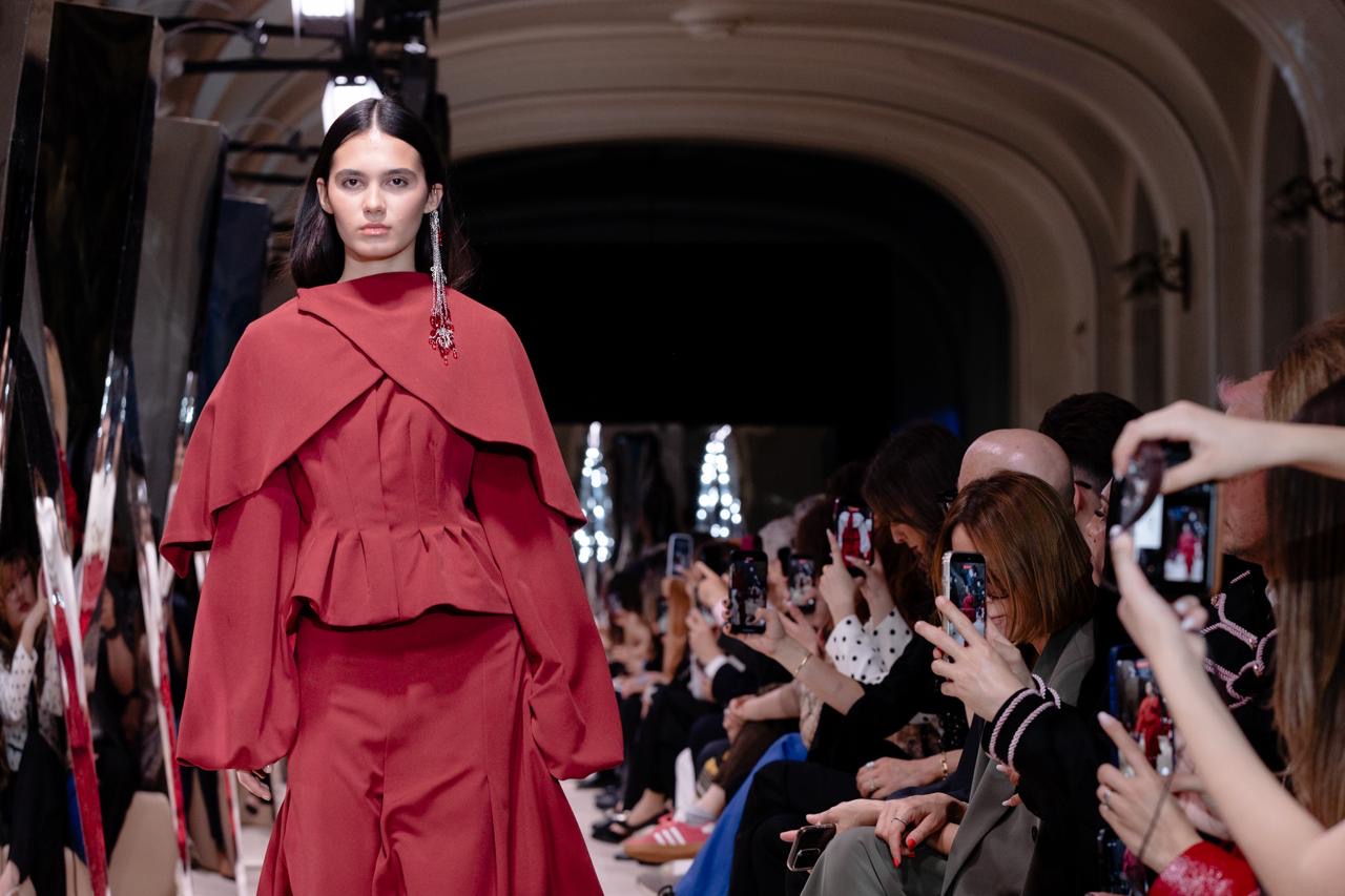 Studenții au fost vedetele celei de-a doua zi a Romanian Fashion Week: peste 130 de designeri din mediul academic și-au prezentat colecțiile la Iași