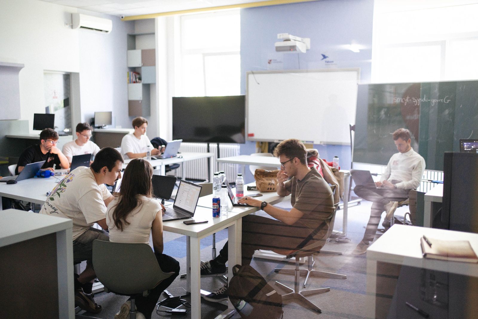 UniCredit Bank a lansat provocarea pentru 50 de studenții din Iași, la inovație și creativitate în cadrul unui hackathon de 48 de ore, la Romanian Creative Week