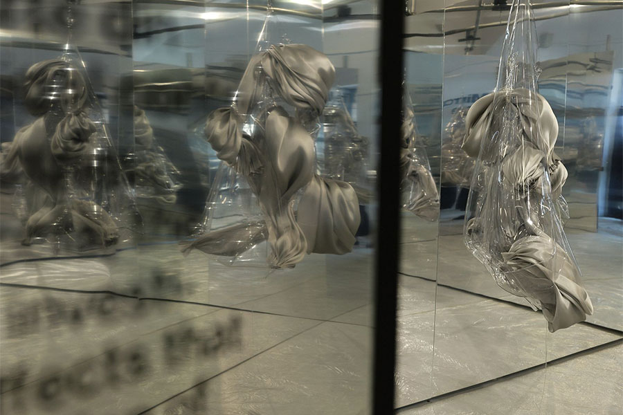 Arta contemporană deschide RCW X Bucharest 2026: de la portrete privite prin gaura cheii la sculpturi monumentale și instalații interactive