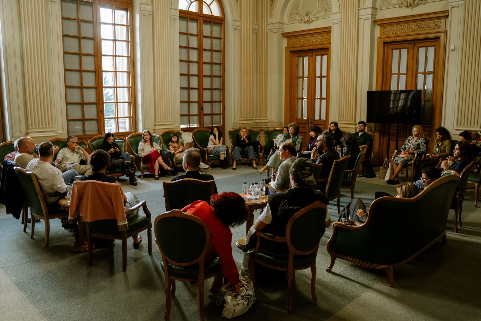 Cum scoatem arta din propria „bulă”?  RCW Academy aduce la aceeași masă presa, galeriile și finanțatorii pentru a găsi soluții de susținere a jurnalismului cultural independent