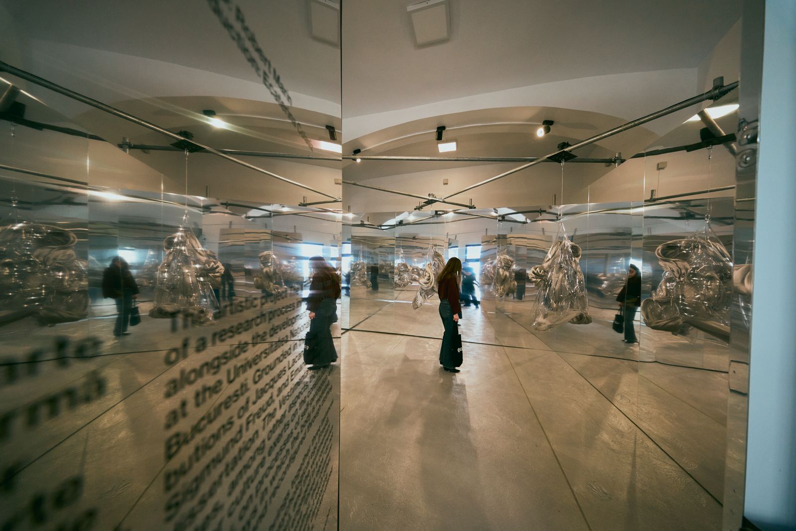 Arta contemporană deschide RCW X Bucharest 2026: de la portrete privite prin gaura cheii la sculpturi monumentale și instalații interactive 