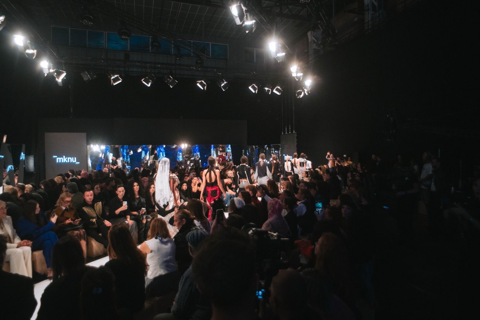 Număr record de designeri la Romanian Fashion Week. Irina Schrotter: „Moda are nevoie de circulație între generații. RFW este scena pe care designerii debutează, revin și cresc”